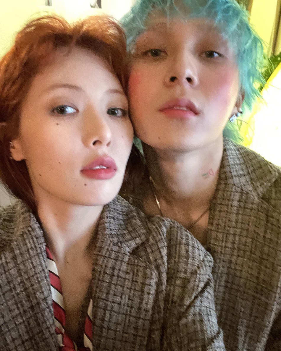 組圖：泫雅曬與金曉鍾甜蜜合照 身穿格子西裝貼臉自拍親密無間