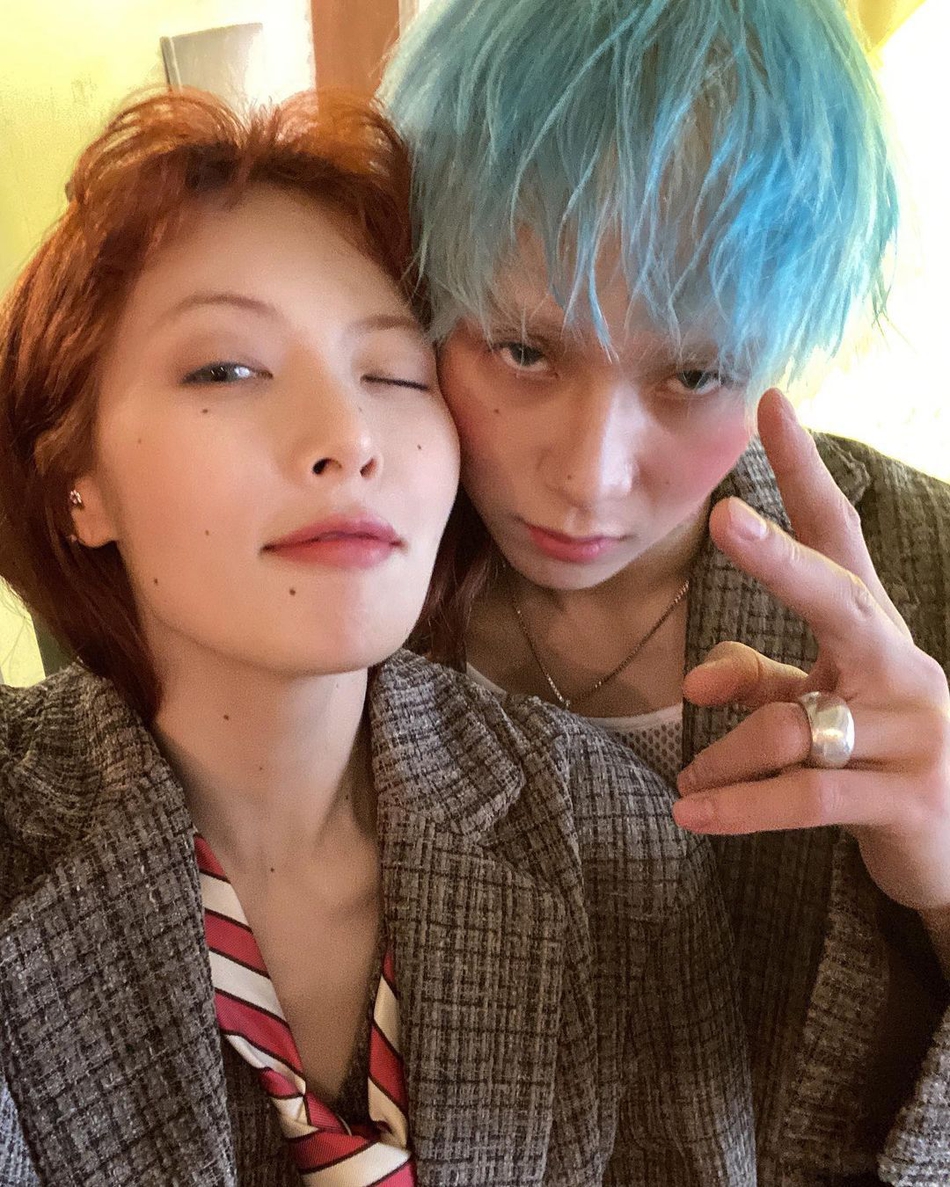 組圖：泫雅曬與金曉鍾甜蜜合照 身穿格子西裝貼臉自拍親密無間