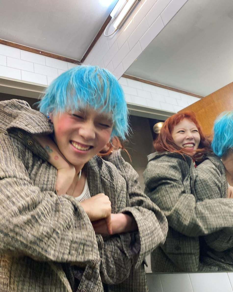 組圖：泫雅曬與金曉鍾甜蜜合照 身穿格子西裝貼臉自拍親密無間