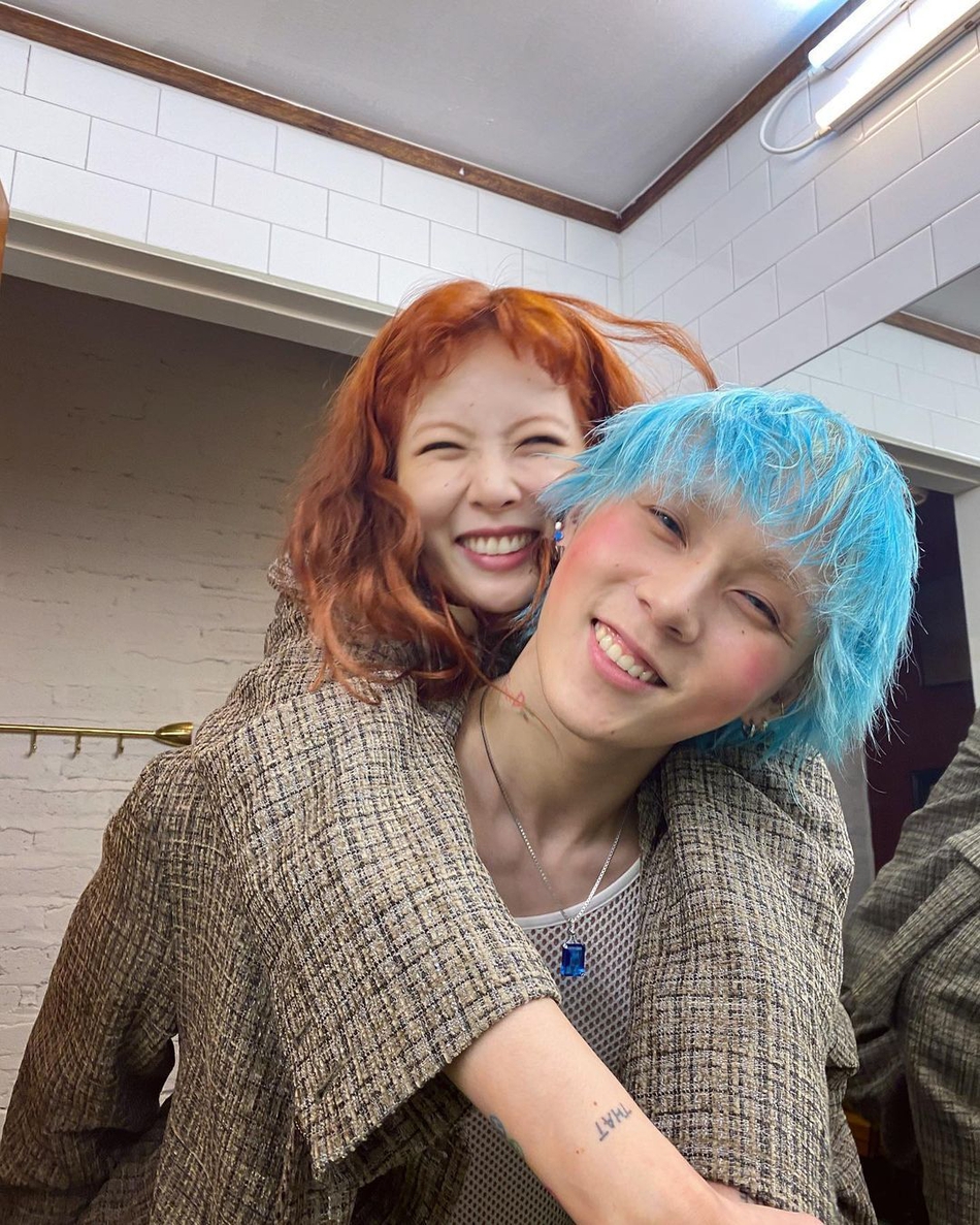 組圖：泫雅晒與金曉鍾甜蜜合照 身穿格子西裝貼臉自拍親密無間