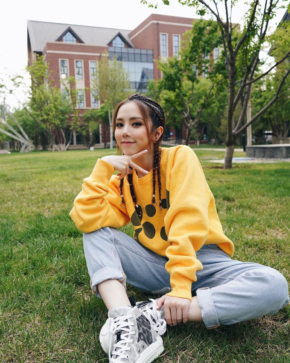 组图:邓紫棋晒春日自拍美照 盘坐草坪笑容甜美青春活泼