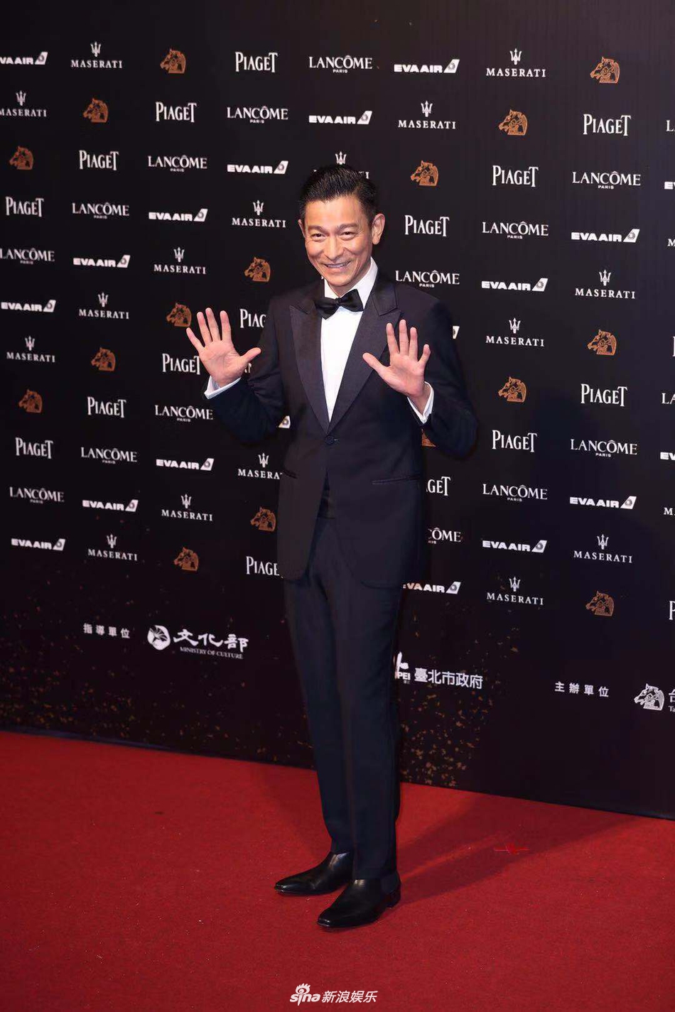 组图:金马影帝刘德华压轴亮相红毯 亲切互动笑容爽朗容光焕发_高清