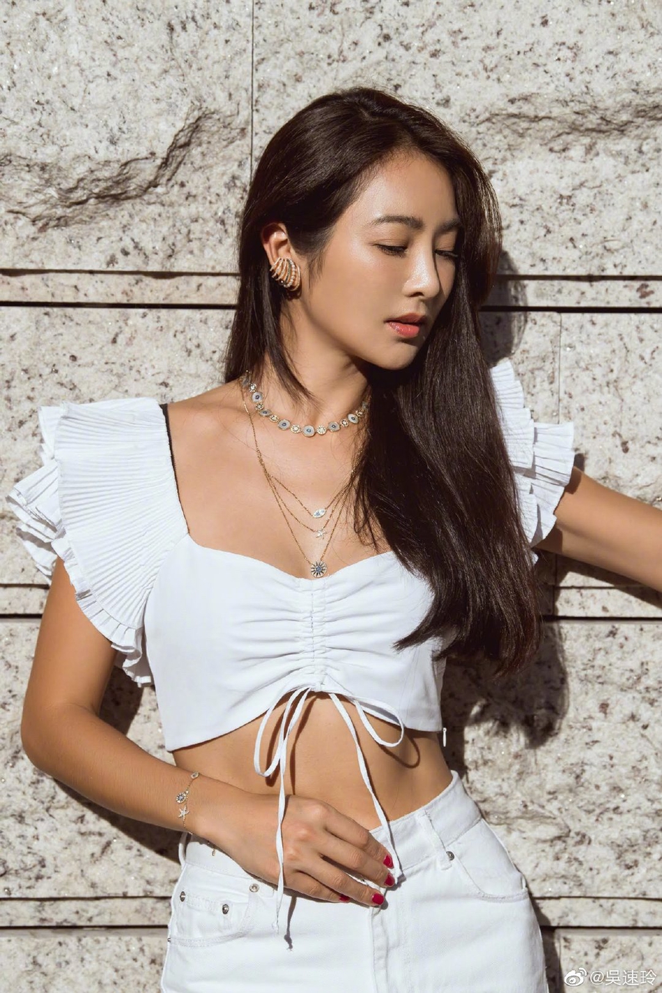 组图:曹格妻子吴速玲晒美照 白色露脐装尽显性感身材