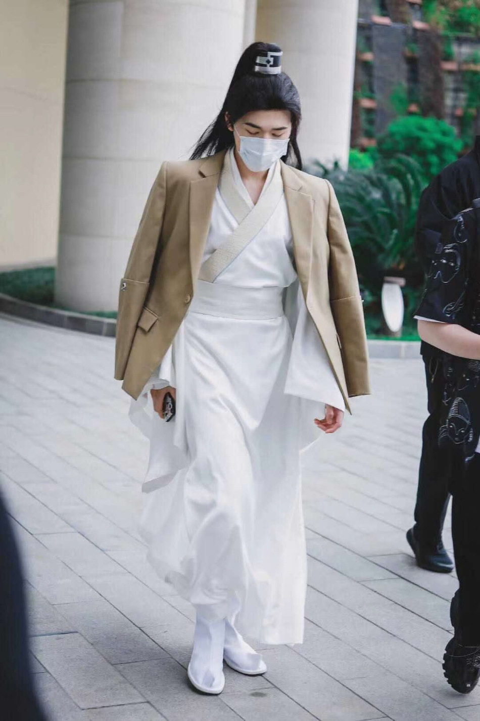 组图:宋亚轩扎高马尾古风造型曝光 穿白袍化身古风美少年_高清图集