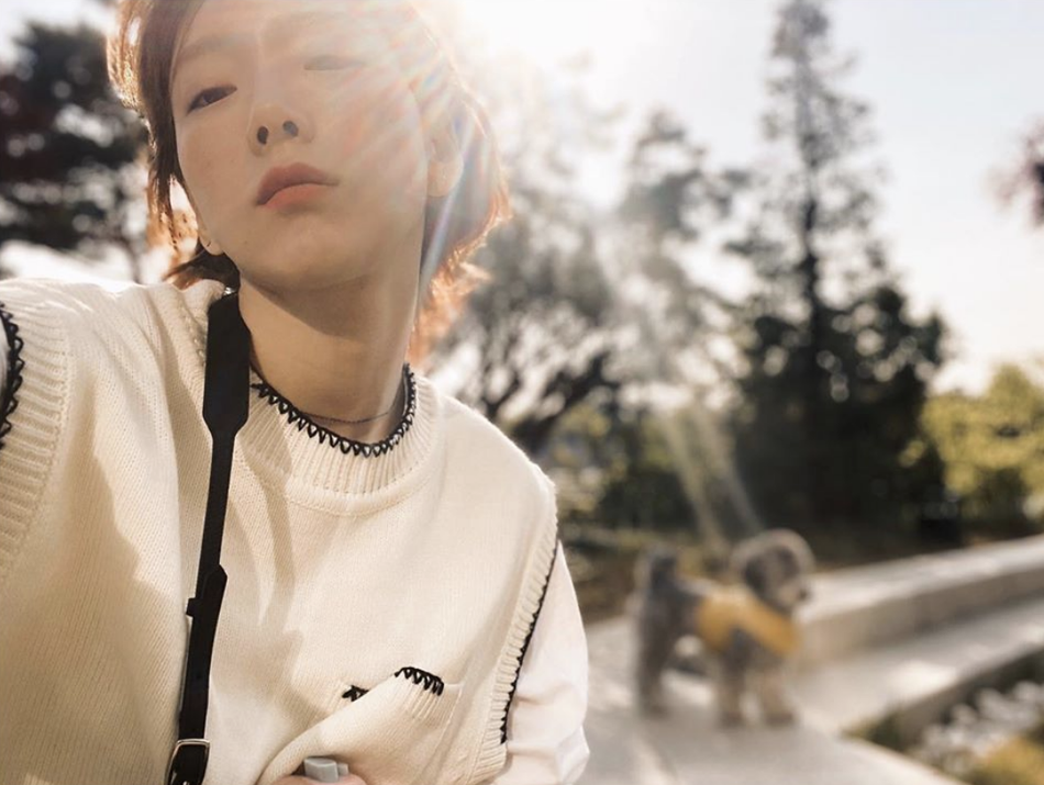 組圖：泰妍出遊陽光明媚心情佳 托腮閉眼笑少女感十足