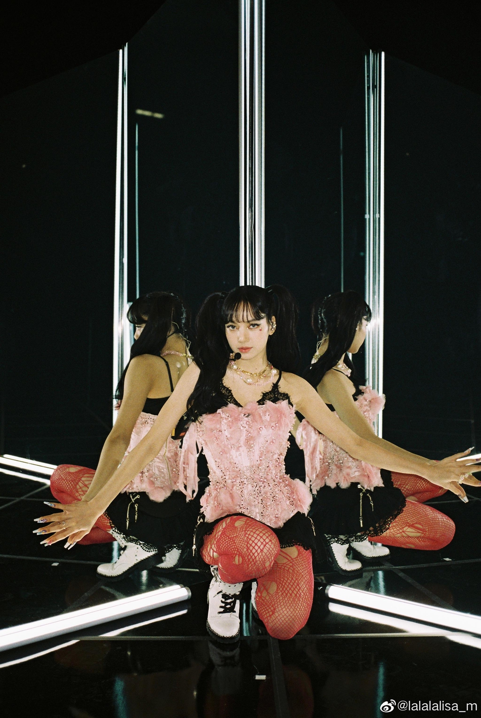 組圖：Lisa粉色蕾絲吊帶性感嫵媚 扎高雙馬尾辮可鹽可甜