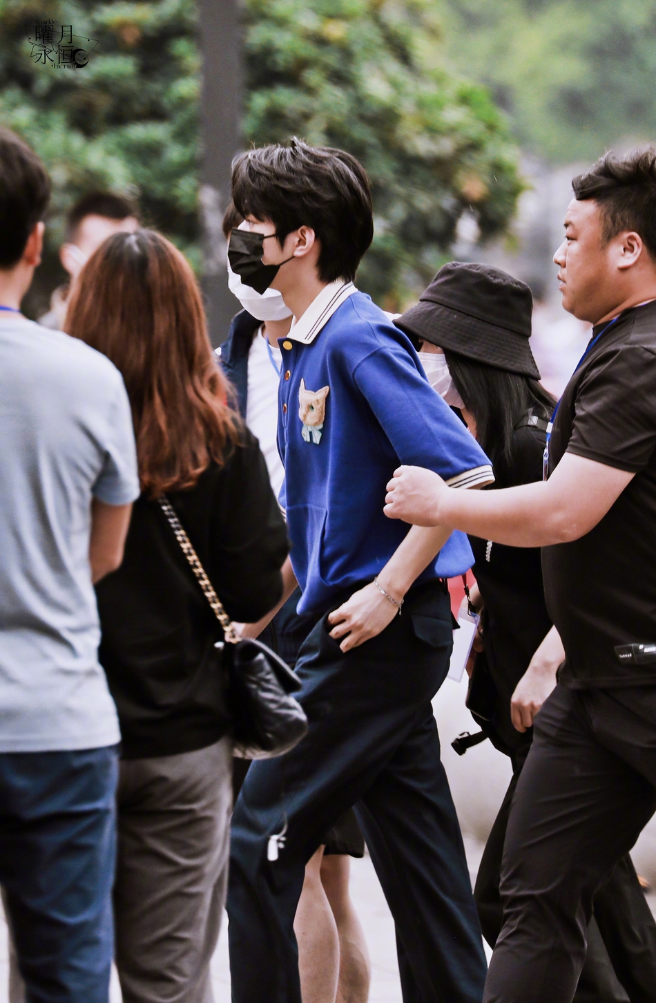 组图:刘耀文最新路透照曝光 蓝色polo衫配休闲裤清爽帅气