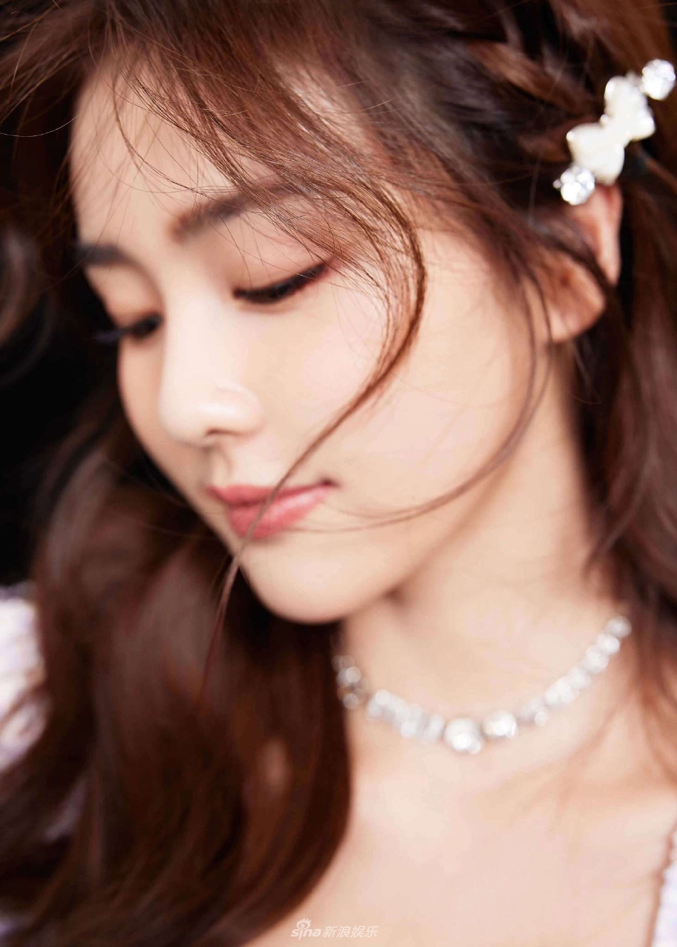 组图:白鹿舞台造型写真曝光 手拿枫叶刘海凌乱氛围感足