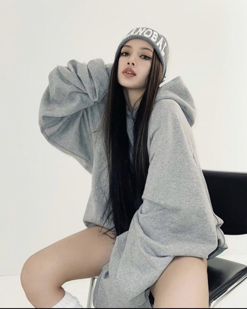 組圖：Lisa煙燻妝寫真曝光 下衣失蹤+毛線帽時尚火辣