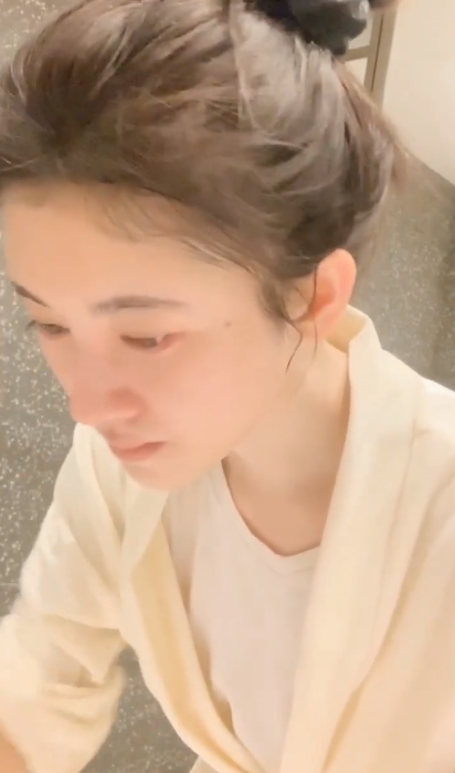 组图:鞠婧祎凌晨发视频又秒删 洗脸晒素颜皮肤白皙五官精致_高清图集