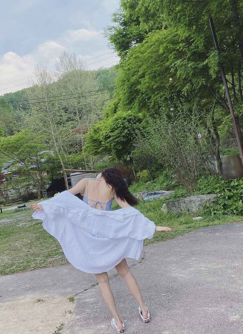 组图：泫雅夏日清凉出游心情佳 穿性感连体短裤秀美背长腿