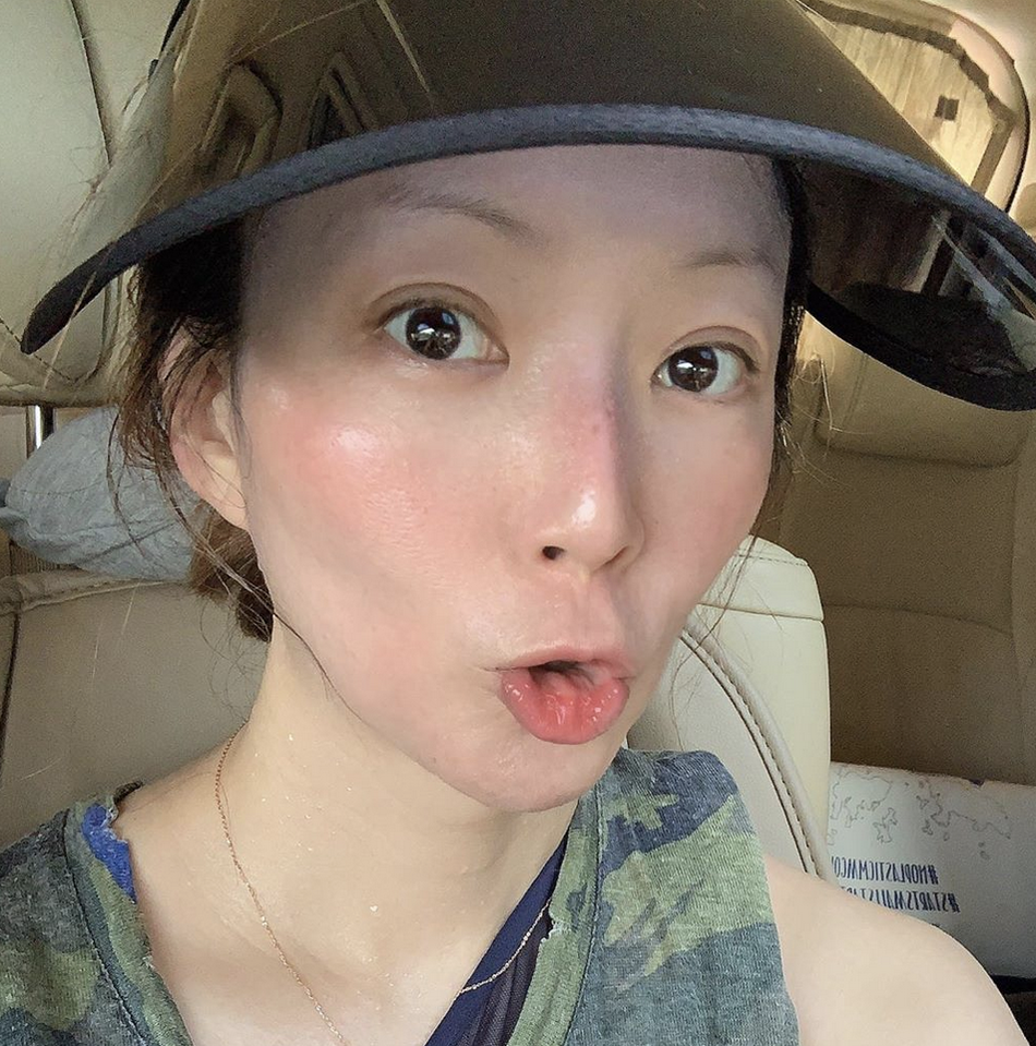 组图:郑秀文戴遮阳帽跑八公里 面色红润香汗淋漓素颜状态佳