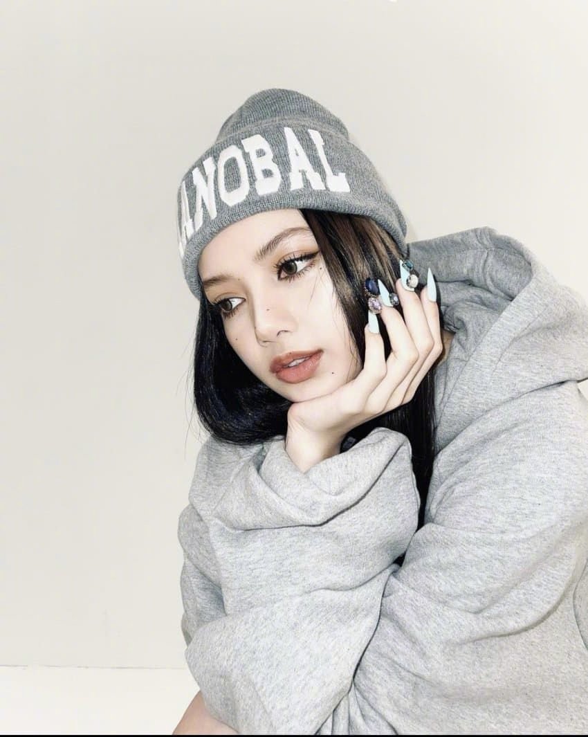 組圖：Lisa煙燻妝寫真曝光 下衣失蹤+毛線帽時尚火辣