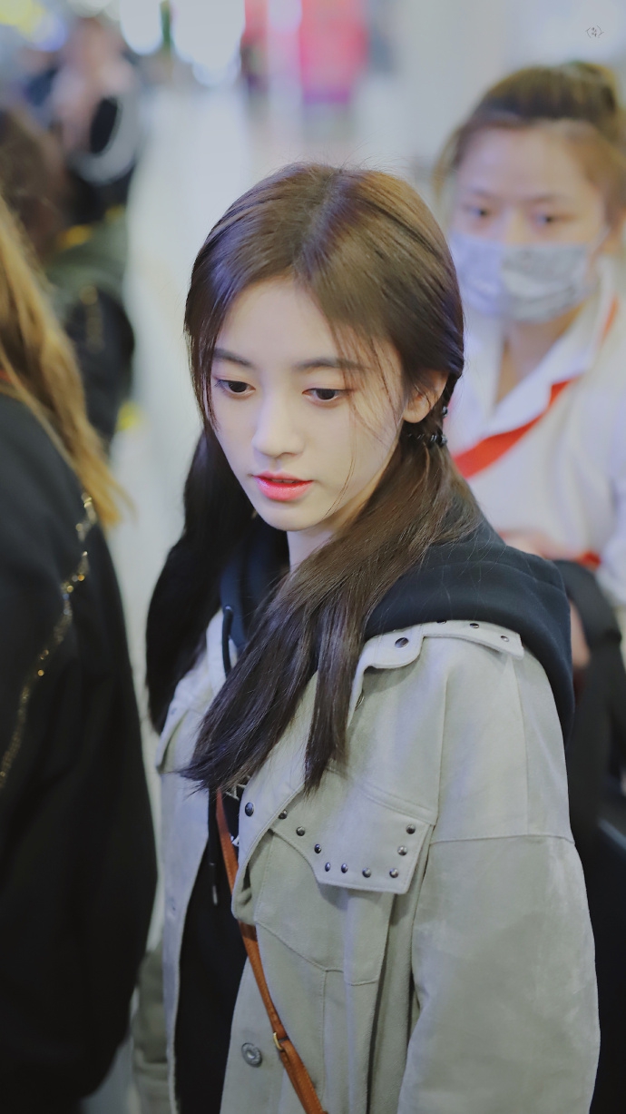 组图:鞠婧祎扎双马尾现身机场 嘟嘴卖萌大眼睛灵动可爱