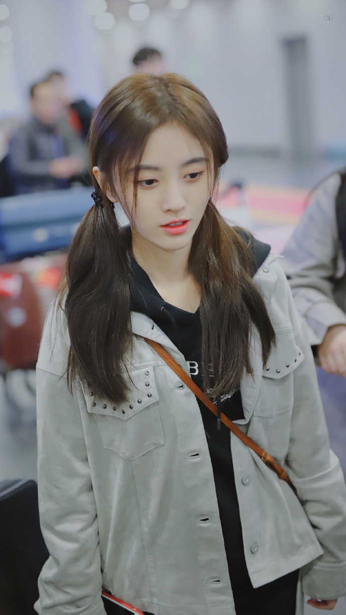 组图:鞠婧祎扎双马尾现身机场 嘟嘴卖萌大眼睛灵动可爱