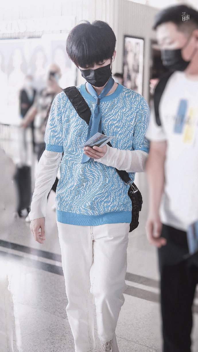 组图:贺峻霖穿蓝色针织t现身机场 搭配丝质领结精致秀气