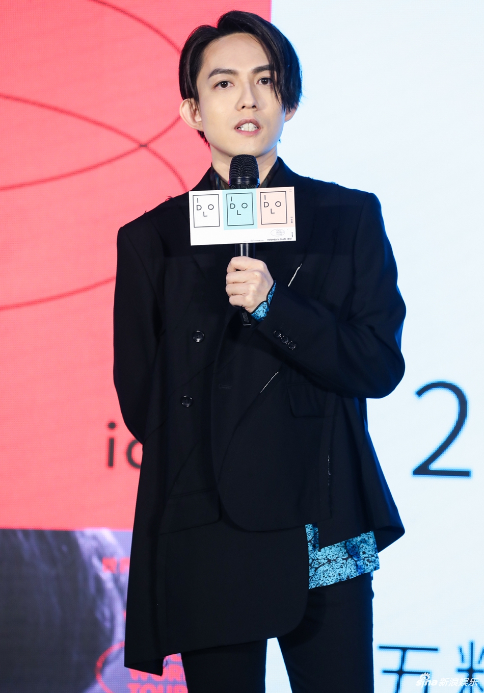 组图:林宥嘉出席巡演发布会调皮举酒杯 穿不规则西服个性帅气