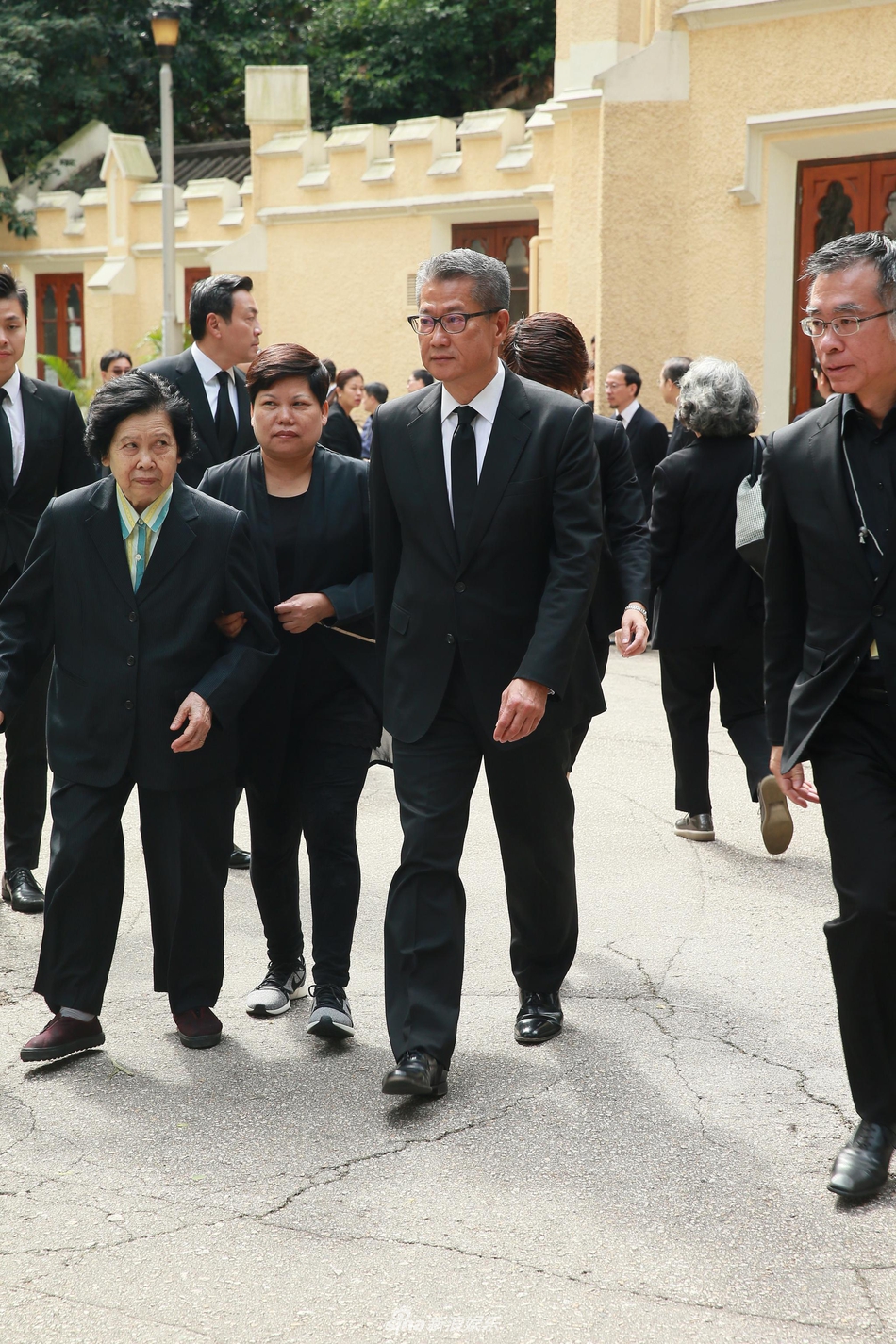 组图:刘銮雄甘比李家诚出席富豪郭炳湘丧礼 霍启刚独自到场