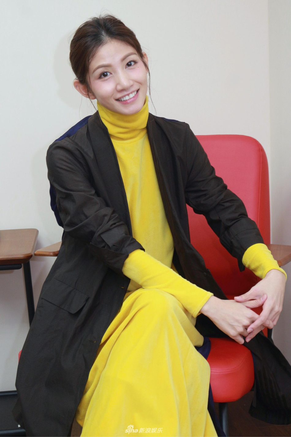 组图:李千那圆梦出闽南语专辑 与小浪公仔合影露甜笑