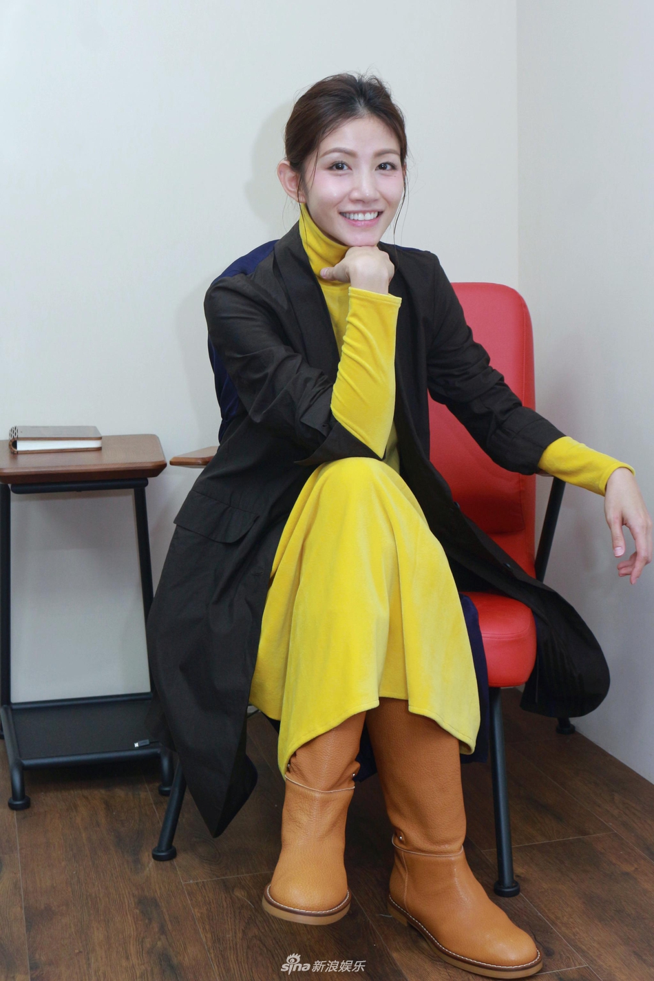 组图:李千那圆梦出闽南语专辑 与小浪公仔合影露甜笑