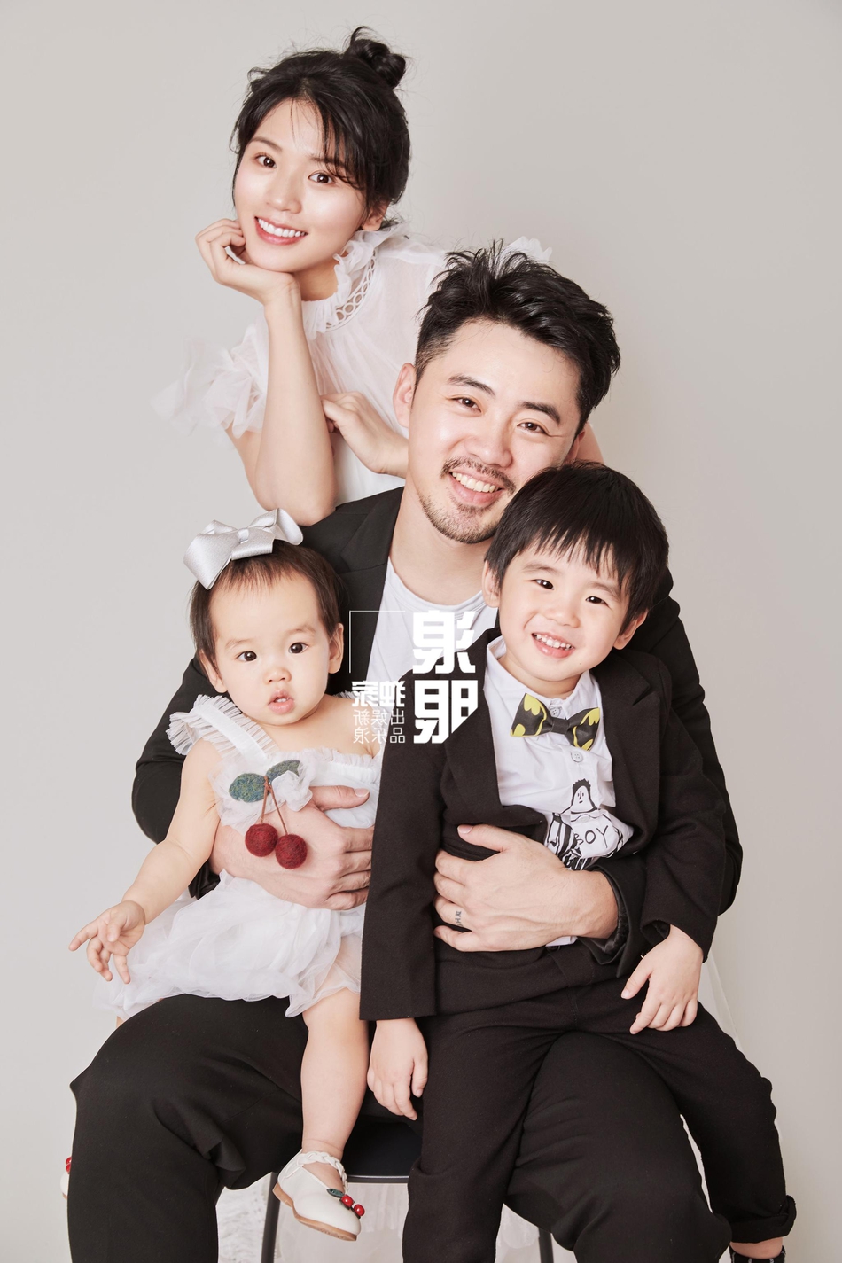 10 10:42:36 3 / 6 新浪娱乐讯 5月10日,黄英与丈夫曹帅携一子一女