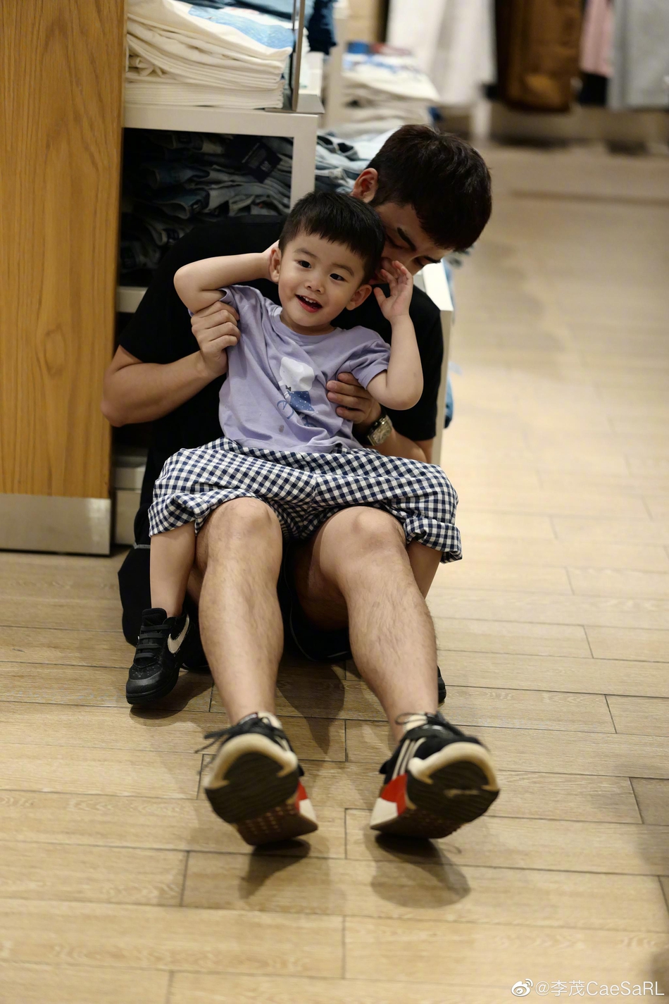 组图:弦子晒老公李茂与儿子照片 父子俩互动画面和谐温馨
