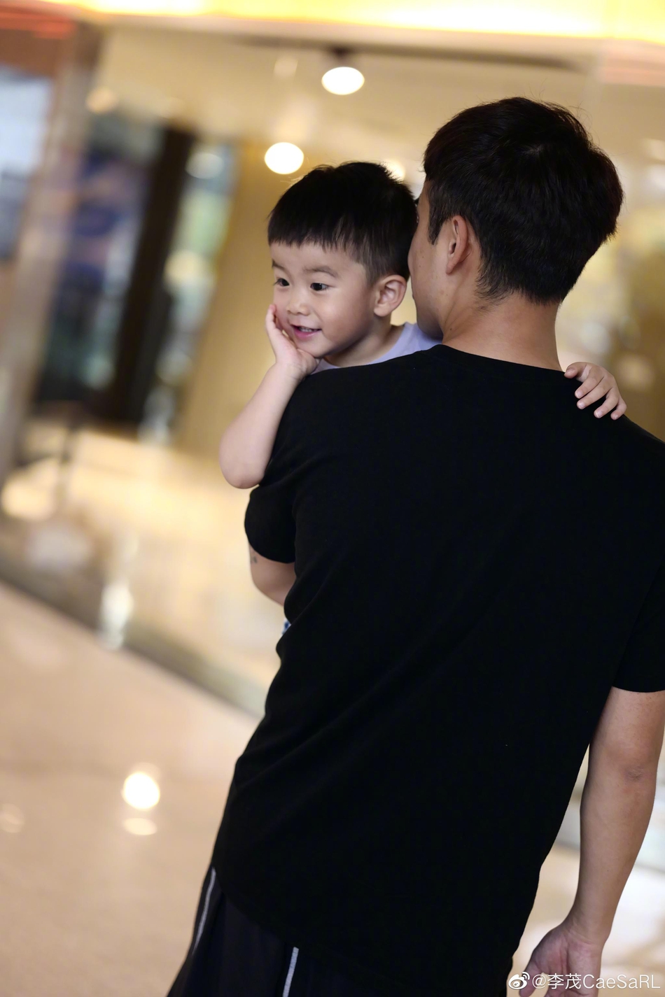 组图:弦子晒老公李茂与儿子照片 父子俩互动画面和谐温馨