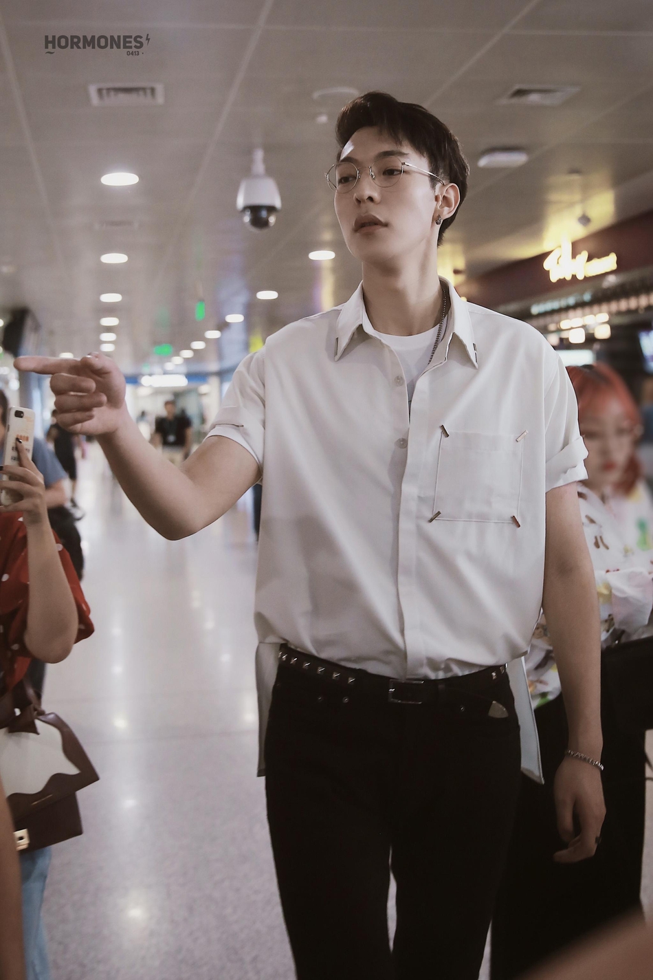 组图:卜凡与坤音合约纠纷后首露面 戴圆框眼镜面露笑容状态好