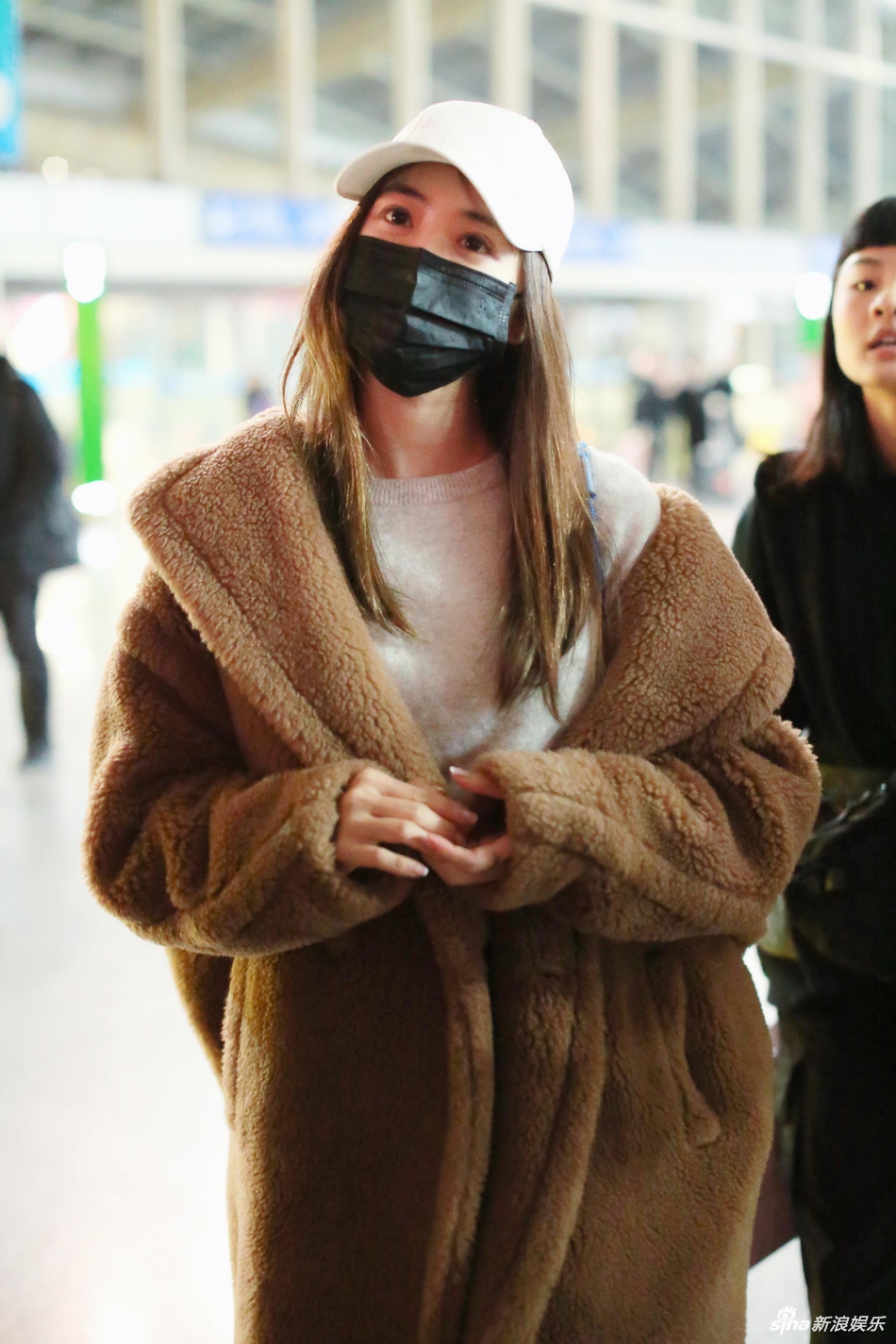 组图:蔡依林穿毛绒大衣现身机场超保暖 对镜歪头露灿笑