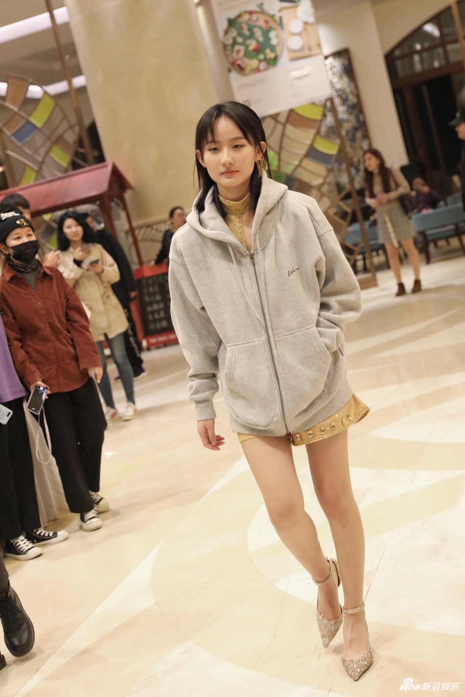 组图:张钰琪卫衣热裤亮相跨年彩排 双手插兜长腿吸睛