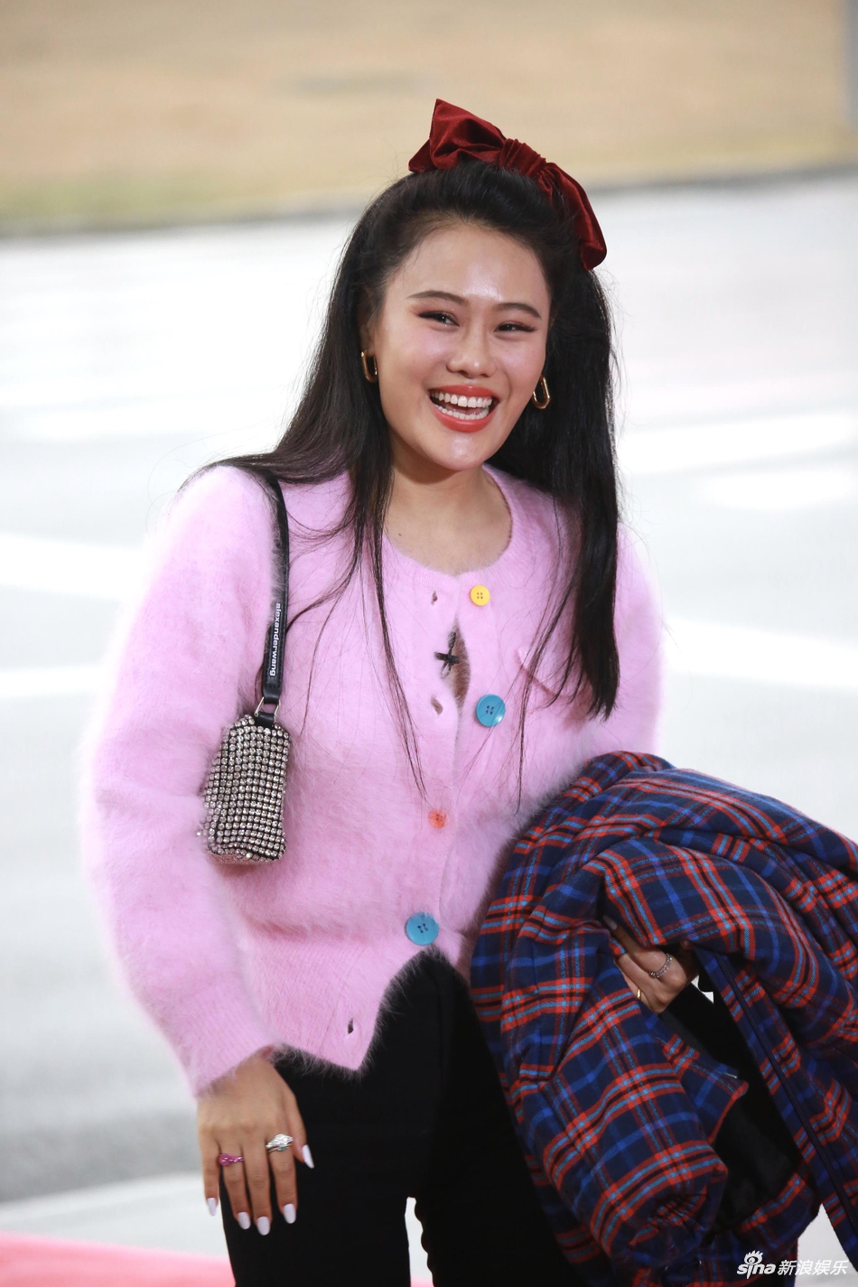 组图:袁娅维娇俏粉衣亮相笑眯眯 头戴蝴蝶结青春减龄似少女_高清图集