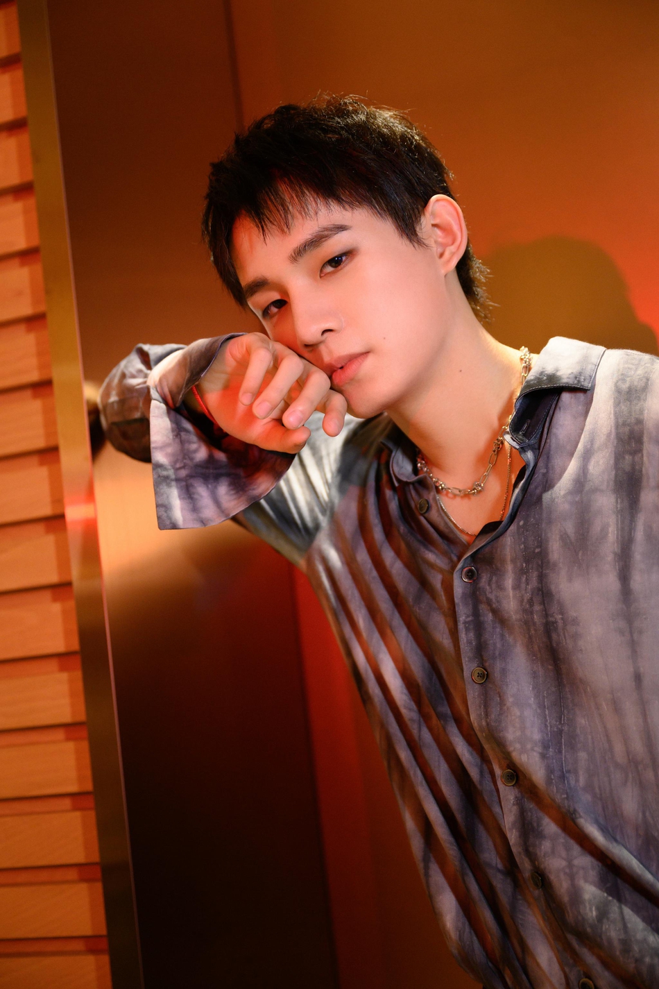 组图:姚琛扫楼电梯间大片曝光 身着水墨丝绸衬衫宣传新歌