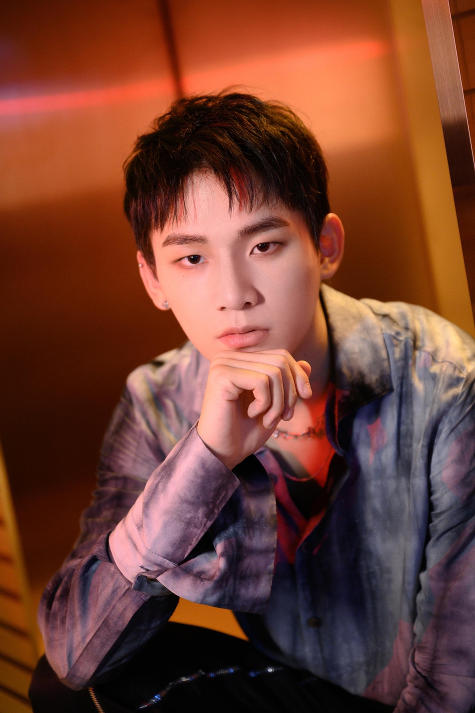 组图:姚琛扫楼电梯间大片曝光 身着水墨丝绸衬衫宣传新歌