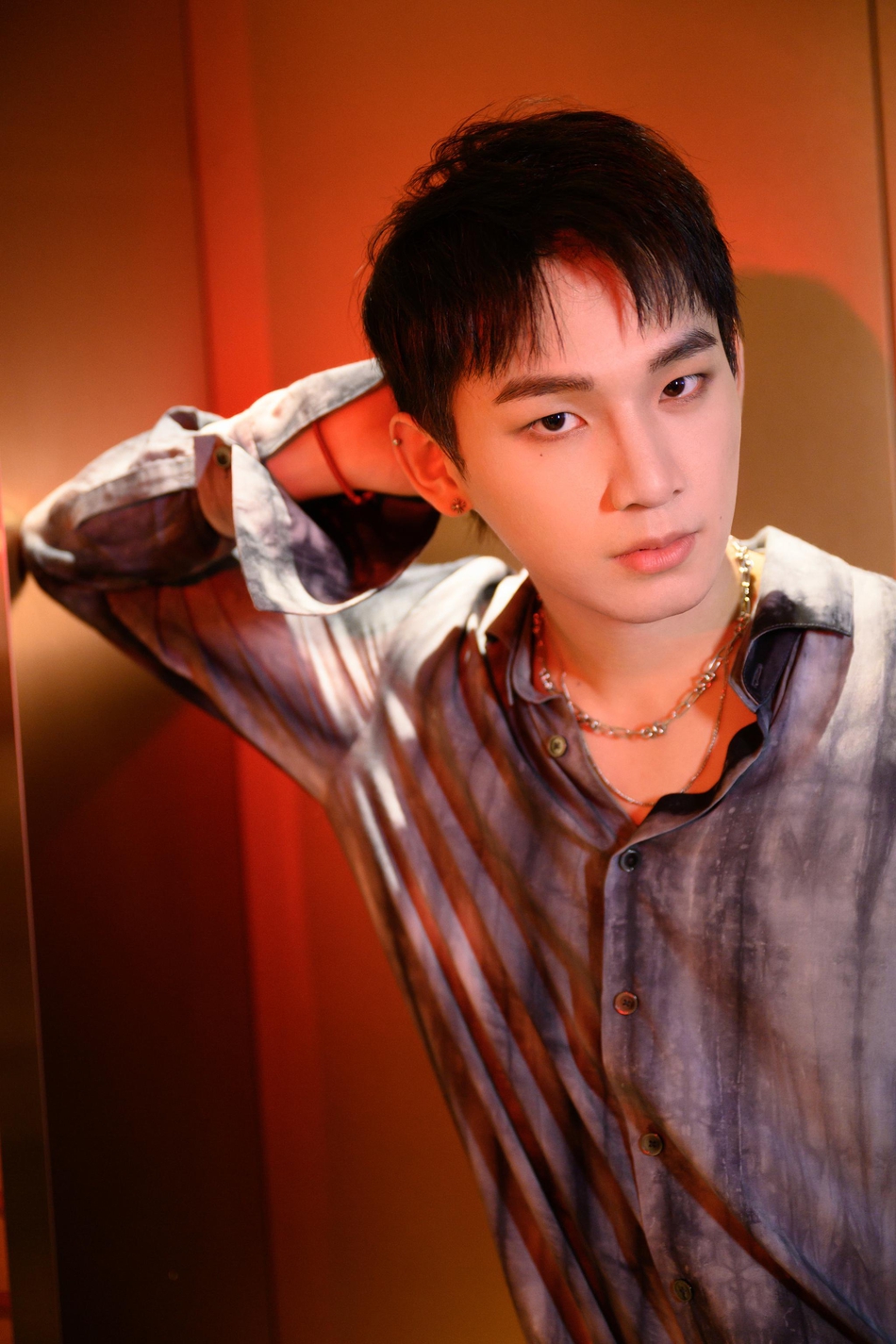 6月29日,姚琛携新歌《不必回答》来到新浪扫楼,并拍摄电梯间大片,照片