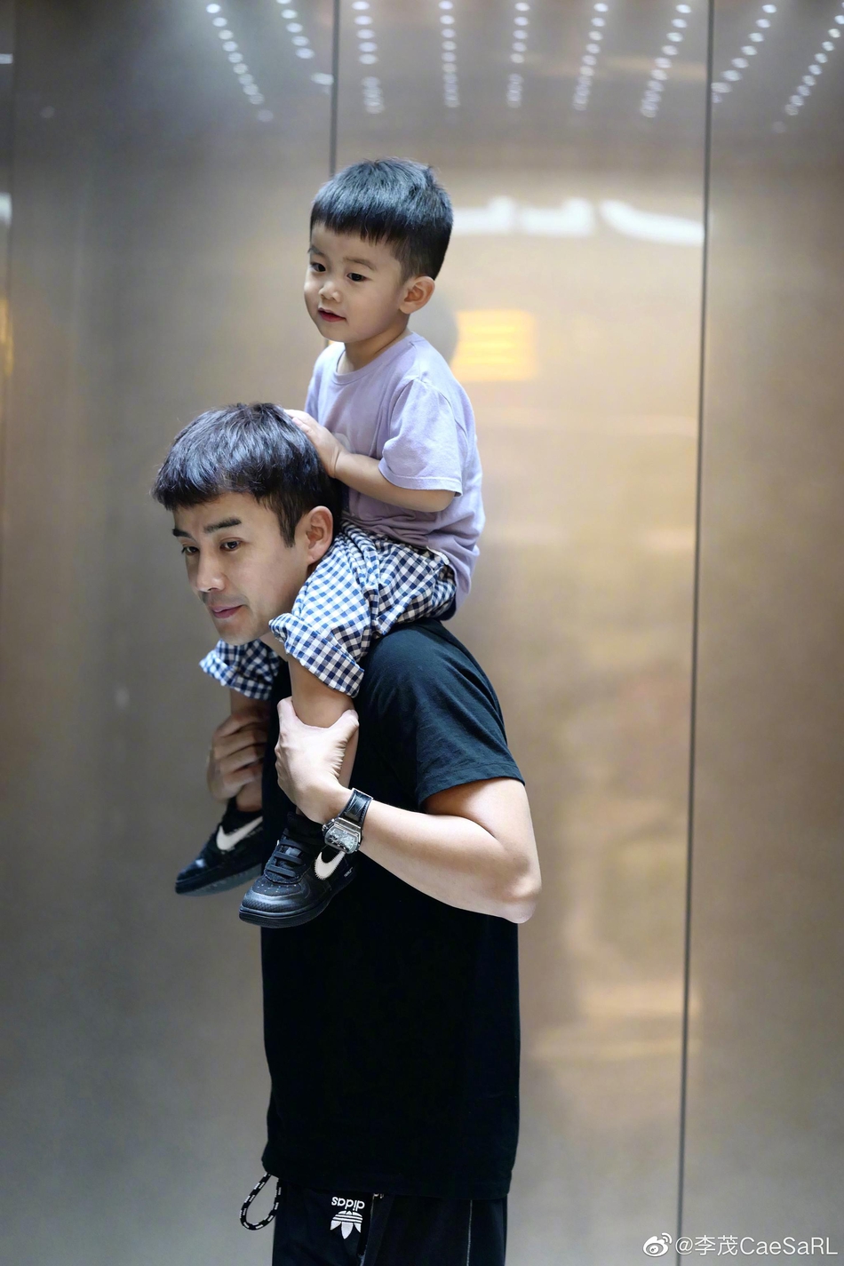 组图:弦子晒老公李茂与儿子照片 父子俩互动画面和谐温馨