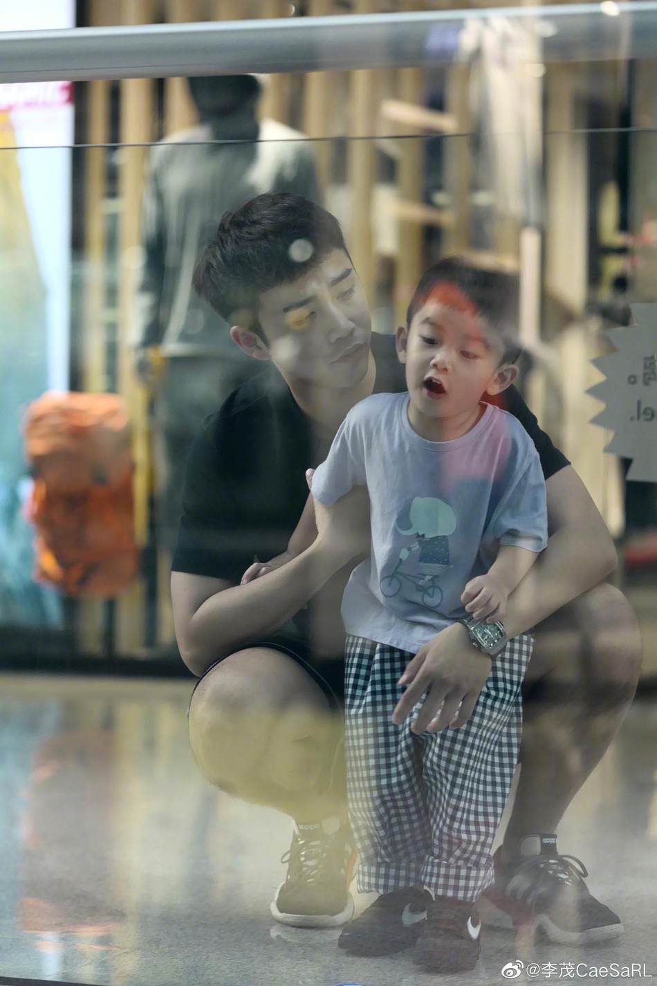 组图:弦子晒老公李茂与儿子照片 父子俩互动画面和谐温馨