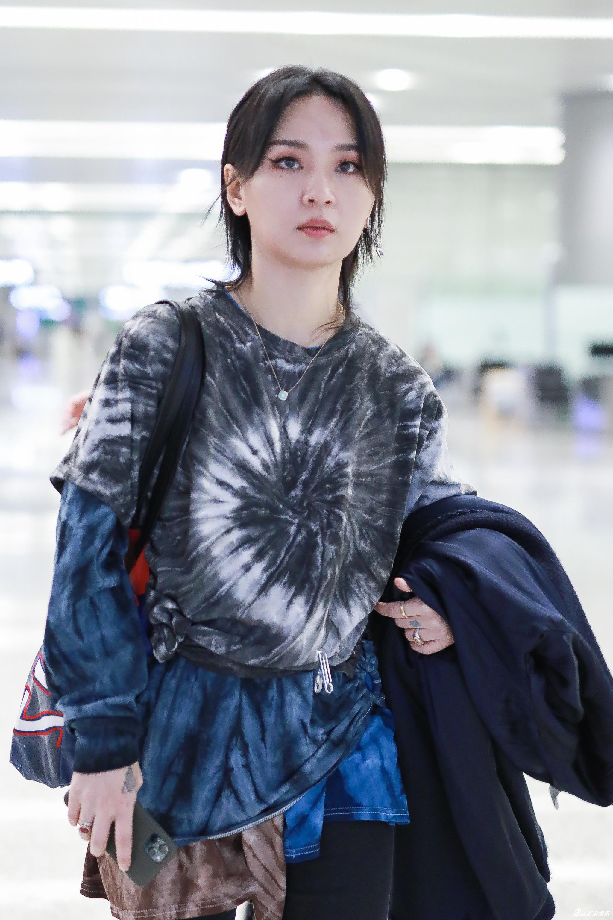 组图:周笔畅穿扎染卫衣现身机场 化精致眼妆戴链条耳环个性时尚