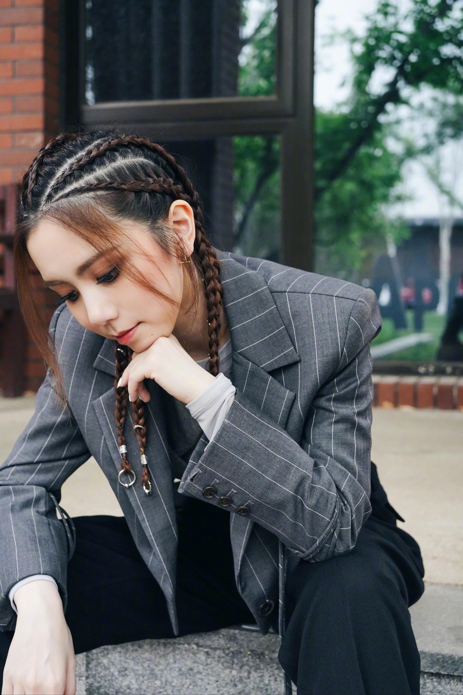 组图:邓紫棋竖纹西装写真曝光 扎拳击辫回到校园酷劲