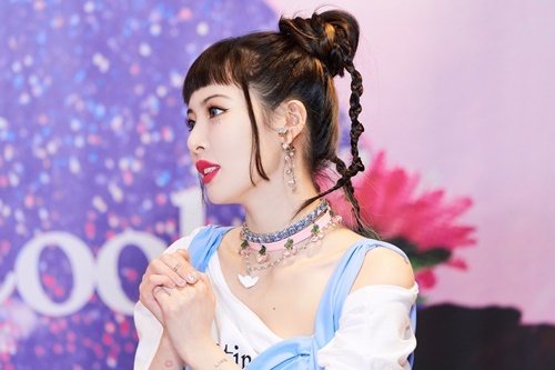 组图：泫雅身穿蓝色蓬蓬裙现身专辑释出会 俏皮双丸子头灵动可爱