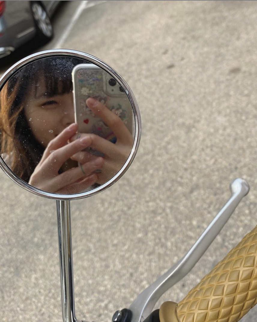 组图：泫雅半马尾对镜wink甜度满分 抢先入夏穿短裤秀美腿