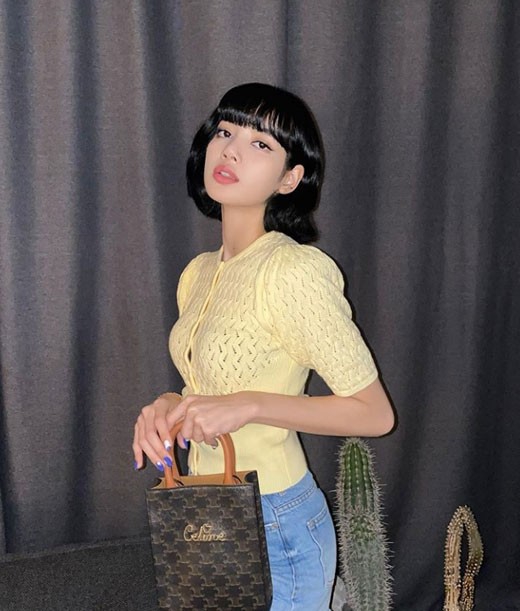 組圖：Lisa鵝黃針織短袖搭熱褲清新俏麗 短髮微卷眼神慵懶撩人