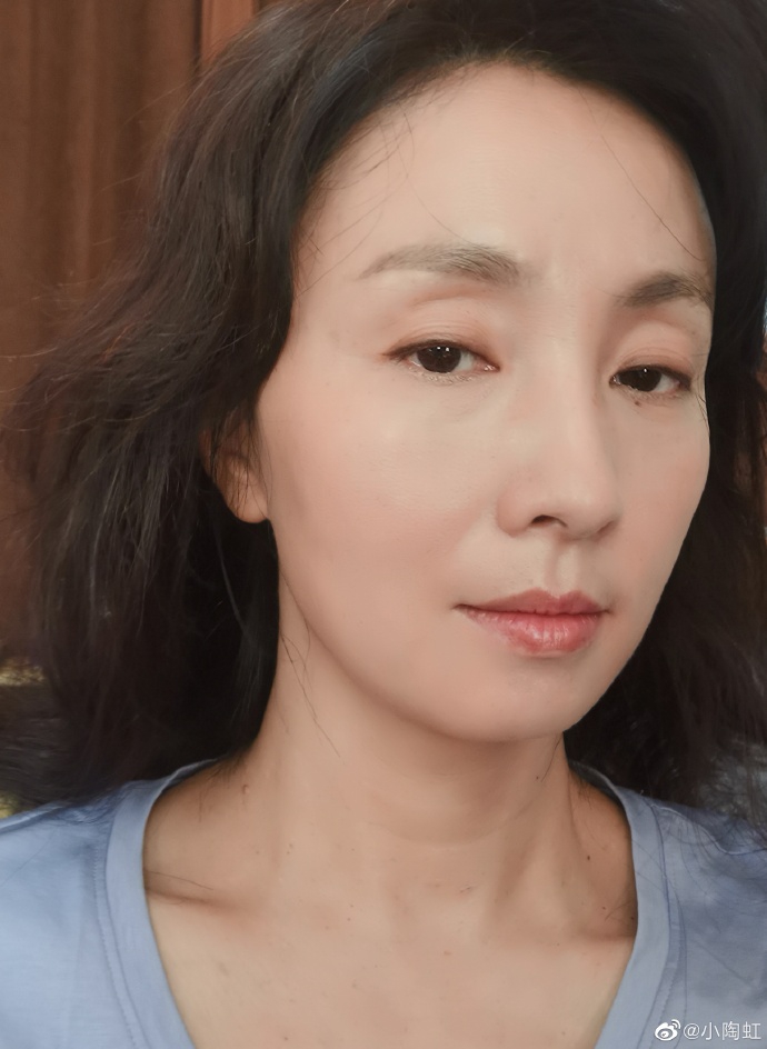 组图:小陶虹青涩旧照曝光 披发别红色发夹对镜甜笑清纯可人