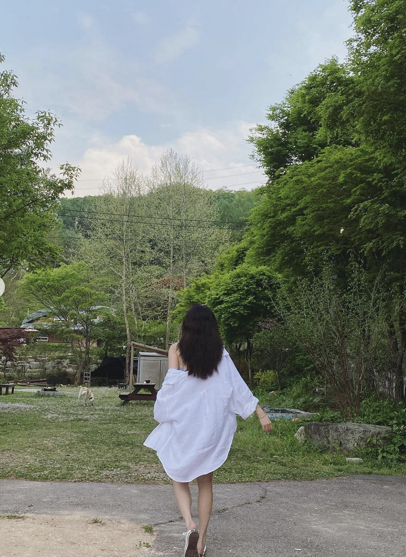 组图：泫雅夏日清凉出游心情佳 穿性感连体短裤秀美背长腿