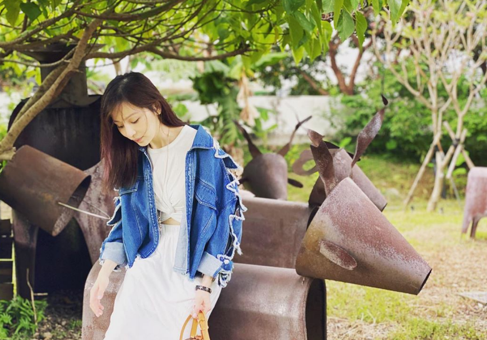 组图:王心凌穿黑色短上衣秀蛮腰 戴渔夫帽浅笑wink又酷又甜