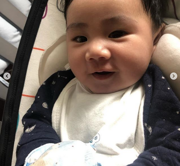 组图:张震岳女友晒儿子百日萌照 小谷沐头发浓密颜值超过爸爸_高清