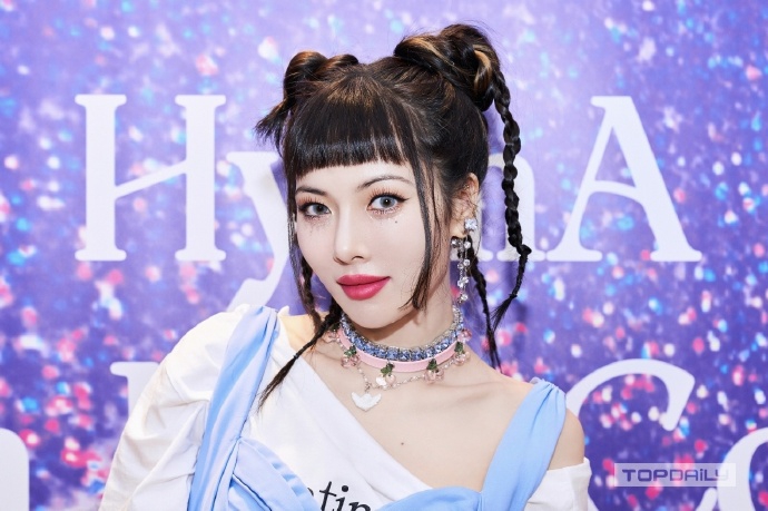 组图：泫雅身穿蓝色蓬蓬裙现身专辑释出会 俏皮双丸子头灵动可爱