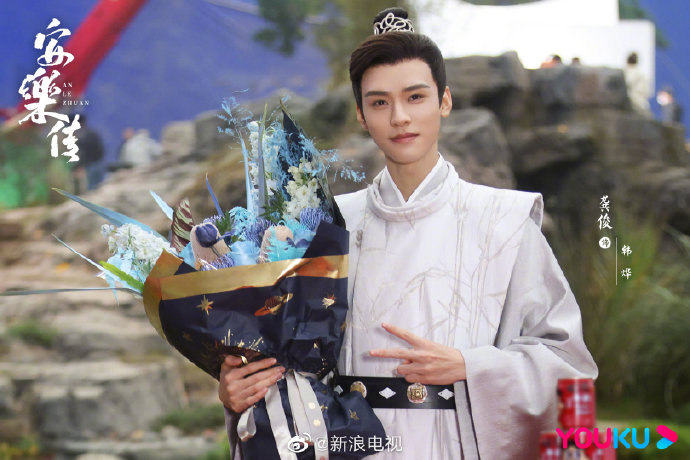 组图：龚俊《安乐传》饭拍路透图曝光白衣挥剑潇洒俊朗