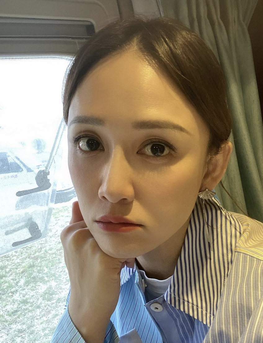 组图:陈乔恩自拍眼睛圆瞪表情严肃 复古滤镜加持氛围感足