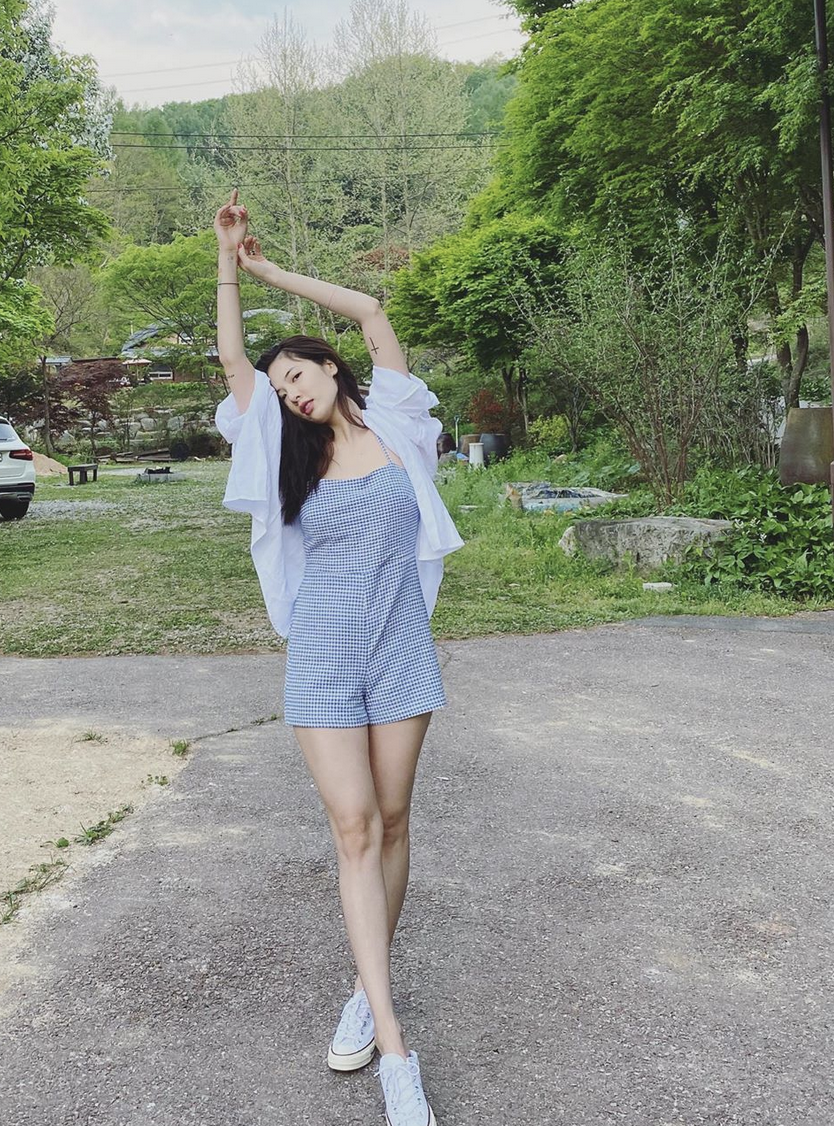 組圖：泫雅夏日清涼出遊心情佳 穿性感連體短褲秀美背長腿