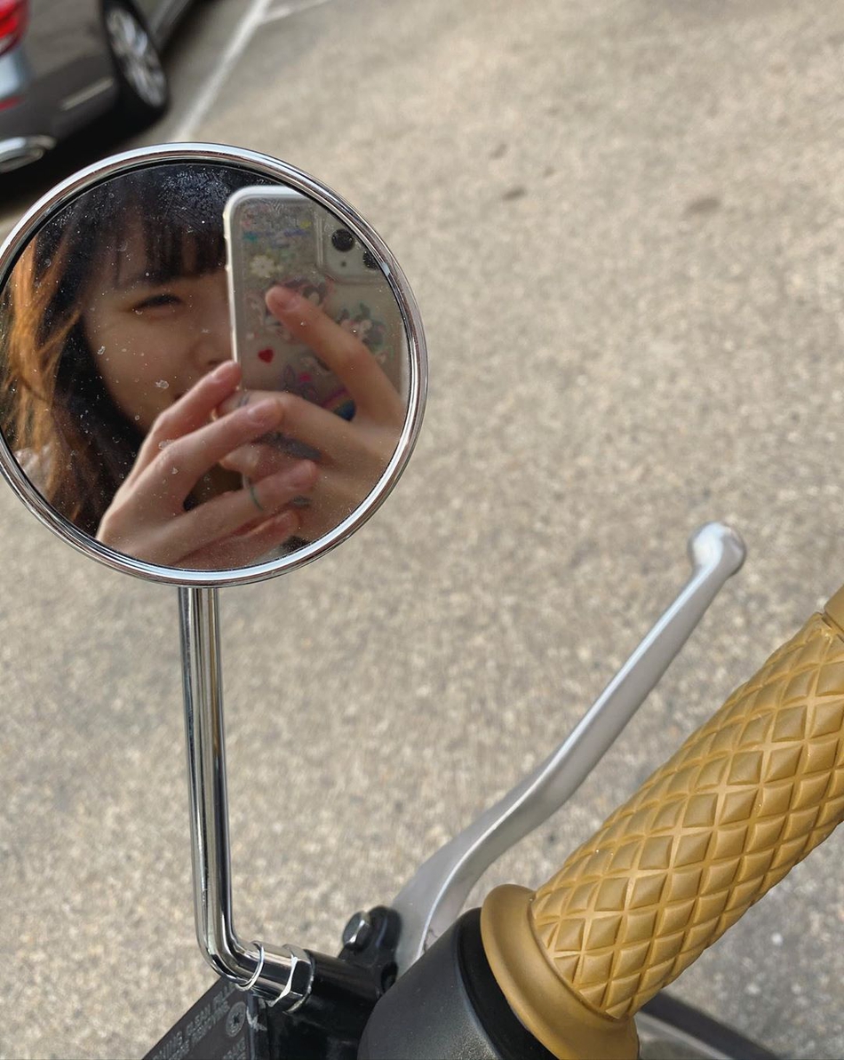 組圖：泫雅逆光拍照盡顯纖細身材 空氣劉海造型超少女